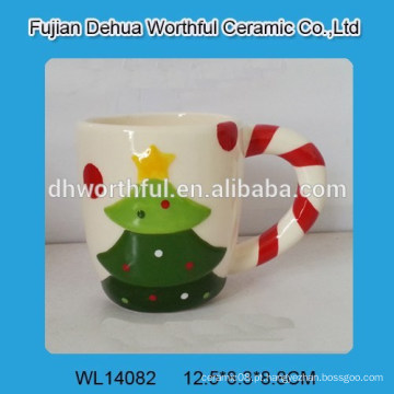 Caneca cerâmica bonita da árvore de Natal